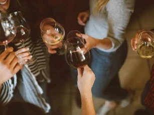 Nếu uống quá nhiều bia rượu trong kỳ nghỉ lễ, hãy uống thêm chút 'nước' này có thể làm dịu tình trạng khó chịu, nôn nao