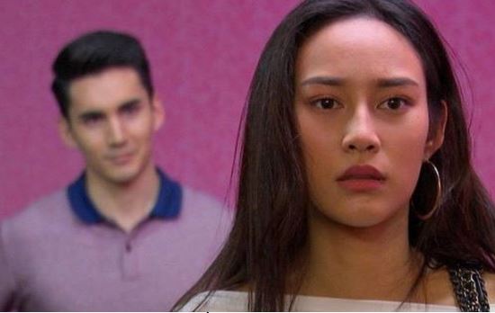 Thấy trong máy chồng có tin nhắn vỏn vẹn 6 chữ của chị dâu mà tôi sục sôi và òa khóc vì tức nghẹn