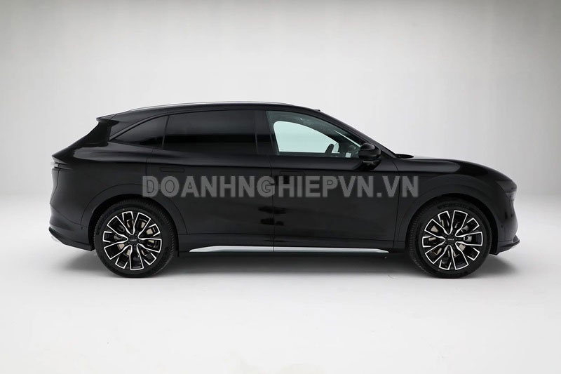 SUV dài hơn 4,8 mét, thiết kế đẹp miễn chê, công suất 637 mã lực, giá gần 800 triệu đồng