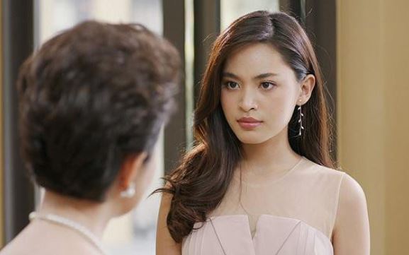 Chu&#x1EA9;n b&#x1ECB; v&#x1EC1; l&#x1EA1;i m&#x1EB7;t, m&#x1EB9; ch&#x1ED3;ng &#x111;&#x1EE9;ng s&#x1EB5;n &#x1EDF; c&#x1EED;a s&#x103;m soi: &#x27;V&#xE0;ng c&#x1B0;&#x1EDB;i c&#x1EE9; &#x111;&#x1EC3; m&#x1EB9; c&#x1EA7;m, nh&#x1EE1; c&#xF3; ai l&#x1EA5;y&#x27;, n&#xE0;ng d&#xE2;u nh&#x1EB9; nh&#xE0;ng &#x111;&#xE1;p l&#x1EA1;i 1 l&#x1EDD;i khi&#x1EBF;n b&#xE0; im b&#x1EB7;t