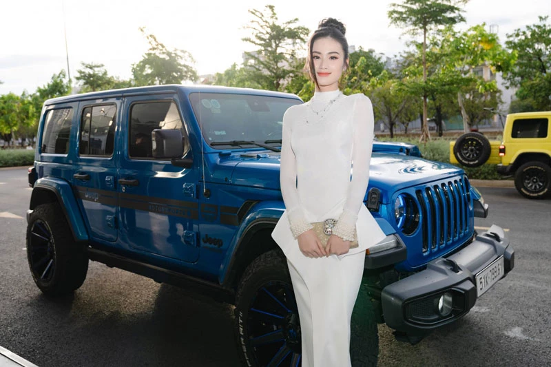 Hoa hậu Ý Nhi bên Jeep Wrangler. 