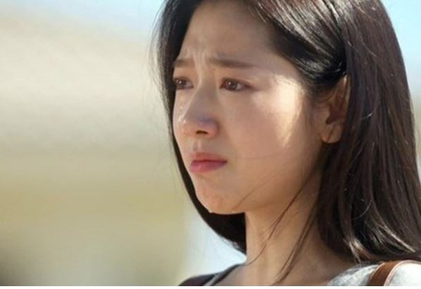 Thấy bạn gái cũ của chồng sắp cưới khóc lóc ôm chặt chân anh ấy, tôi bực quá nhường luôn chồng nhưng cô ấy vội lắc đầu