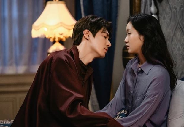 Thấy vợ lén giặt đồ của kẻ lạ, chồng lôi xềnh xệch ra đường bêu riếu rồi xấu hổ ngược khi hàng xóm lên tiếng