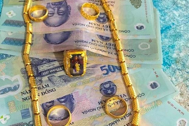 Từ bệnh viện về, mẹ chồng trầm ngâm cả buổi rồi bỗng đưa trả tôi một chiếc hộp đựng toàn tiền vàng