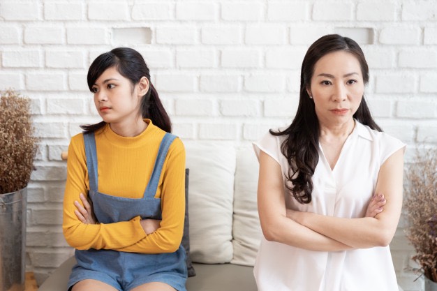 Vô tình nghe được câu chị dâu nói với đám bạn mà tôi nóng mặt lao vào ném trả chiếc tạp dề cho chị ấy rồi kéo con về