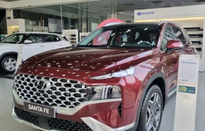 Đại chiến Toyota Fortuner và Ford Everest, Hyundai Santa Fe giảm giá sập sàn tại đại lý, rẻ như xe hạng C