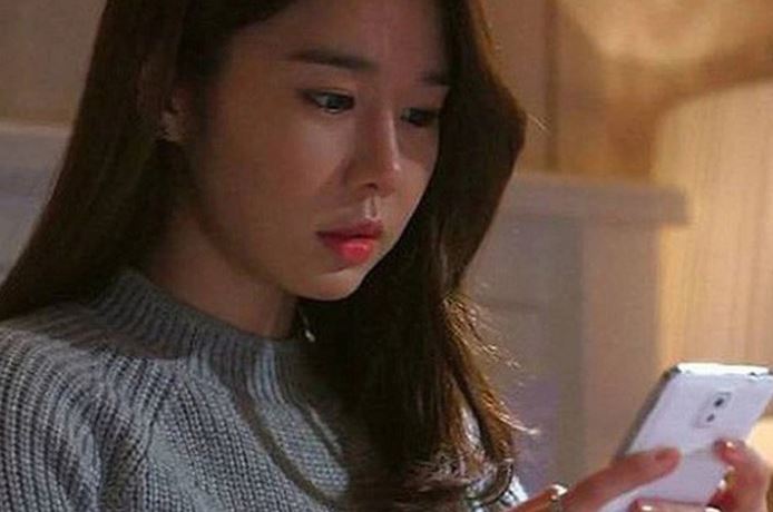 Ch&#x1ED3;ng &#x111;i l&#xE0;m qu&#xEA;n &#x111;i&#x1EC7;n tho&#x1EA1;i &#x1EDF; nh&#xE0;, t&#xF4;i mang &#x111;&#x1EBF;n c&#xF4;ng ty cho anh r&#x1ED3;i &#x111;i&#x1EBF;ng ng&#x1B0;&#x1EDD;i nghe c&#xF4; l&#x1EC5; t&#xE2;n tr&#x1EA3; l&#x1EDD;i