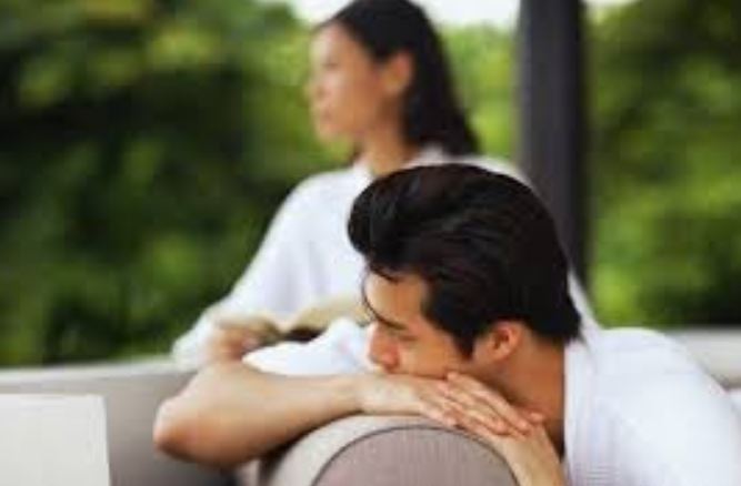 Chồng tối ngày than nghèo kể khổ, tôi ngây thơ tin thật cho đến khi đọc dòng email tiền tỷ và chiếc thẻ đen trong ví của anh