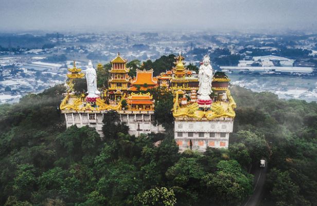 Ngôi chùa 400 năm tuổi có 'hòn đá thần' linh thiêng tọa lạc tại vùng 'thắng cảnh giữa vùng đồng bằng', nằm cạnh bên dòng sông nội địa dài nhất Việt Nam