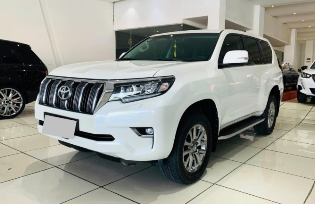 Toyota Land Crusier Prado lăn bánh 3 năm rao bán với giá gần bằng xe mới