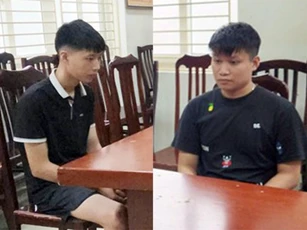 Hai nam sinh viên rủ nhau mang kiếm đi cướp