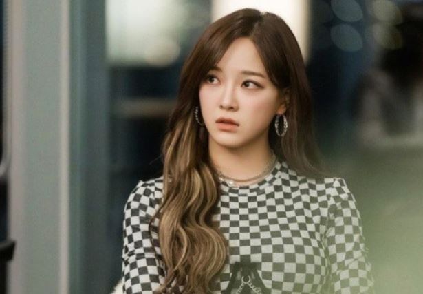 Đến nhà bạn thân, tôi hoảng hốt khi thấy đứa em gái bỏ nhà đi cả tuần nay, quần áo xộc xệch run rẩy lao ra khỏi phòng