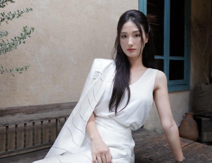 Th&#xE2;n h&#xEC;nh g&#x1EE3;i c&#x1EA3;m c&#x1EE7;a n&#x1EEF; di&#x1EC5;n vi&#xEA;n trong &quot;&#x110;i gi&#x1EEF;a tr&#x1EDD;i r&#x1EF1;c r&#x1EE1;&quot;