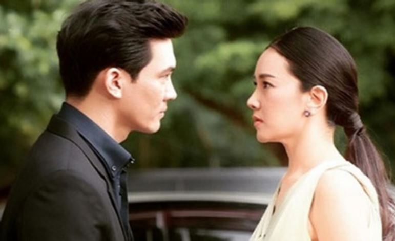 Đến đón vợ tan làm, tôi gọi điện thông báo rồi đứng chờ, đọc tin nhắn vợ gửi lại mà run rẩy đánh rơi cả điện thoại