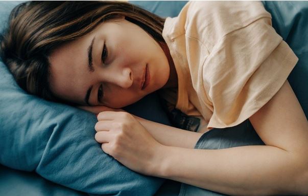 Gi&#x1EAD;n ch&#x1ED3;ng t&#xF4;i b&#x1ECF; ra kh&#xE1;ch s&#x1EA1;n ng&#x1EE7;, n&#x1EED;a &#x111;&#xEA;m ho&#x1EA3;ng h&#x1ED1;t khi th&#x1EA5;y ng&#x1B0;&#x1EDD;i n&#x1EB1;m c&#x1EA1;nh