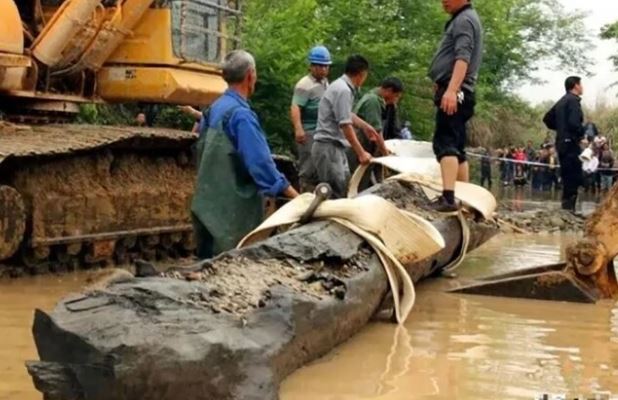 Lão nông ‘vớt’ được khúc gỗ đen xì có mùi thơm lạ bên ven sông: Lộ diện ‘thần mộc’ ngàn năm tuổi cực quý hiếm giá gần 1.800 tỷ