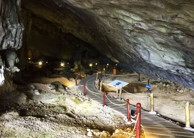 Chiêm ngưỡng hang động 10.000 năm tuổi ở 'vịnh biển đẹp nhất thế giới' của Việt Nam, chứa dấu tích của người Việt cổ