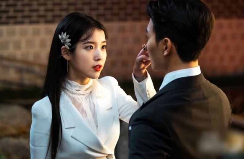 Nhận thiệp mời cưới của chồng cũ, tôi đưa ra một tờ giấy mỏng khiến anh vội vã hủy hôn