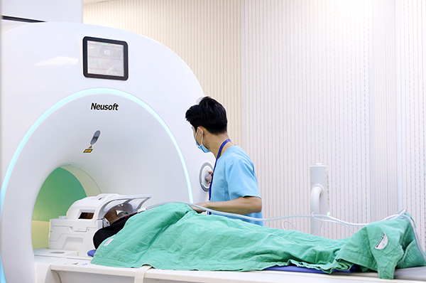 Ngực phát triển bất thường kèm tiết dịch, bé gái đi khám phát hiện khối u trong não