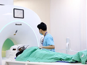 Ngực phát triển bất thường kèm tiết dịch, bé gái đi khám phát hiện khối u trong não