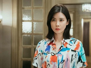 Chị dâu tới chơi lúc giữa trưa, tôi vội bưng bát cơm ra mời, ngờ đâu bị chị hất đổ rồi mách tội với cả nhà