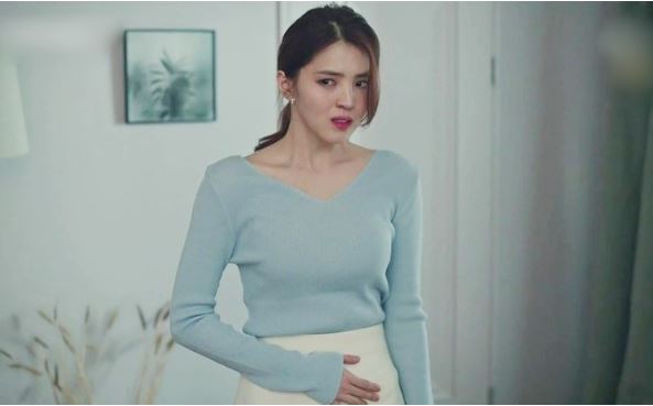 Cứ thấy tôi đi vệ sinh là mẹ chồng đứng rình, họp gia đình bà tuyên bố một câu khiến tôi ngã ngửa