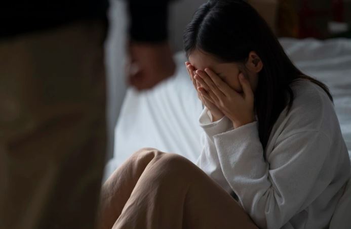 Sang nhà chị hàng xóm ngủ nhờ, nửa đêm nghe vợ chồng chị thì thầm tâm sự, tôi phẫn uất tột cùng