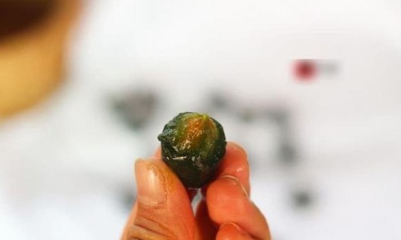 Có 1 loại quả đến 3/4 là hạt, nhỏ bằng ngón tay cái, bán là hái ra tiền nhưng 'hiếm có khó tìm'