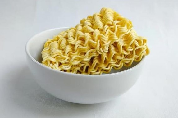 Tại sao sợi mì ăn liền lại cong?