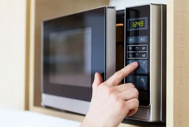 Lò vi sóng phát ra bao nhiêu bức xạ? Hâm nóng thức ăn bằng lò vi sóng không chỉ độc hại mà còn gây ung thư?