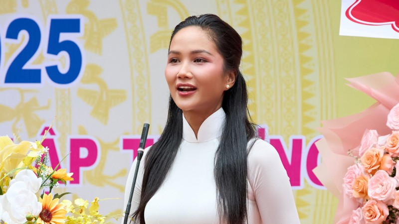 H’Hen Niê về lại trường cũ, trao quà nhân ngày khai giảng năm học mới