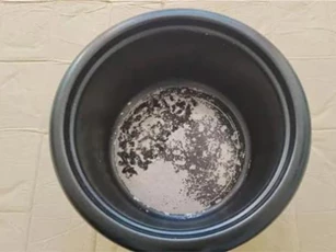 Nếu lớp sơn bên trong nồi cơm điện chính hãng bị trầy xước, bong tróc có chứa độc tố không? Có nên tiếp tục sử dụng?