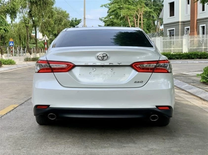 Lăn bánh 4 năm, Toyota Camry 2020 được chủ nhân rao bán với giá bao nhiêu? 522771