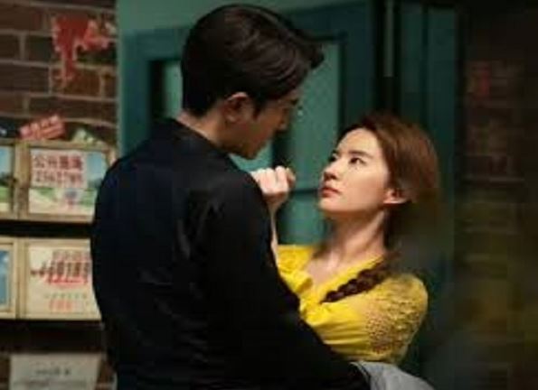 Vợ bị đồng nghiệp chê xấu nơi đông người, chồng liền có hành động khiến mọi người đều kinh ngạc