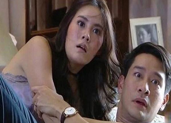 Bồ nhí gọi anh hối hả chạy đi, khi về đến nhà thì kinh hãi trước cảnh tượng bên trong phòng ngủ