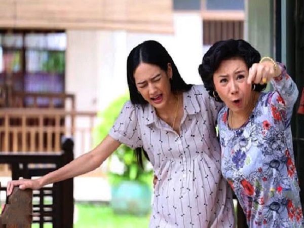 Con trai mới mất nửa năm thì thấy con dâu ễnh bụng, mẹ chồng điên máu đuổi đi, khi đứa bé chào đời bà lại ân hận vô cùng