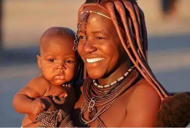 Phụ nữ của một bộ tộc châu Phi từ chối mặc quần áo, số lượng đàn ông khan hiếm, họ khuyến khích đàn ông lấy 5 vợ