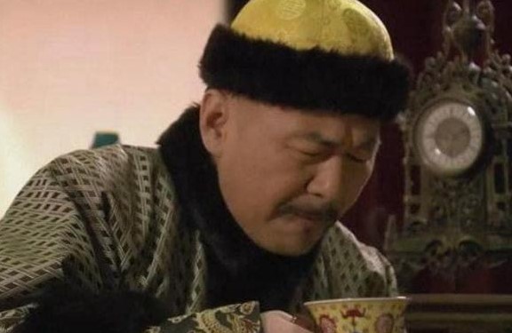 Hoàng đế buổi sáng thức dậy muốn súc miệng, cung nữ vội vàng hầu hạ. Nước súc miệng còn có thể bán lấy tiền sao?