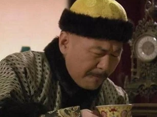 Hoàng đế buổi sáng thức dậy muốn súc miệng, cung nữ vội vàng hầu hạ. Nước súc miệng còn có thể bán lấy tiền sao?