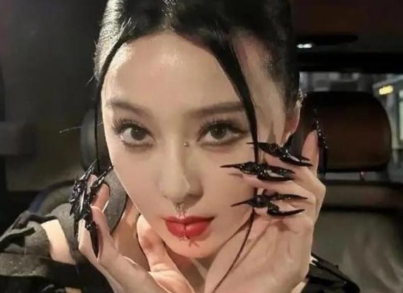 Phạm Băng Băng khoe cận nhan sắc và phong cách nổi loạn ở tuổi 43, cô đã trải qua những gì trong 5 năm qua sau khi bị cấm sóng?