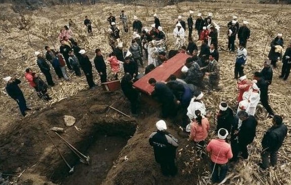 Tại sao khi chết lại cho người vào quan tài và tại sao lại đóng đinh vào nắp quan tài? Có phải sợ người chết thoát ra ngoài?