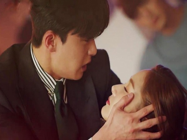 Vừa rời tòa, vợ lả mồ hôi rồi ngất xỉu, tôi vội vã chạy đi rút đơn ly hôn vì biết tin này