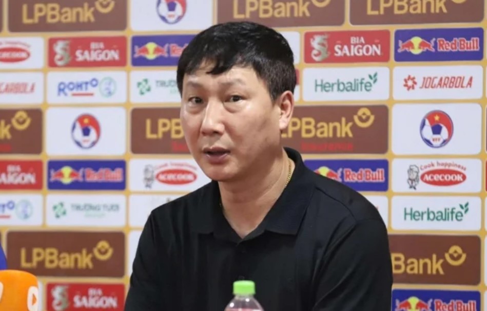 HLV Kim Sang Sik nói sai lầm của Văn Lâm, đặc biệt khen 1 cầu thủ