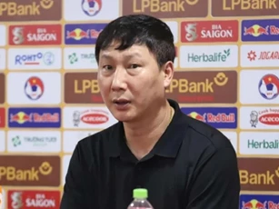 HLV Kim Sang Sik nói sai lầm của Văn Lâm, đặc biệt khen 1 cầu thủ