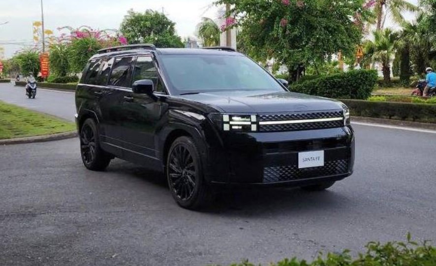 Hyundai Santa Fe thế hệ mới lần đầu xuất hiện trên đường phố Việt, ngày ra mắt đã gần kề?