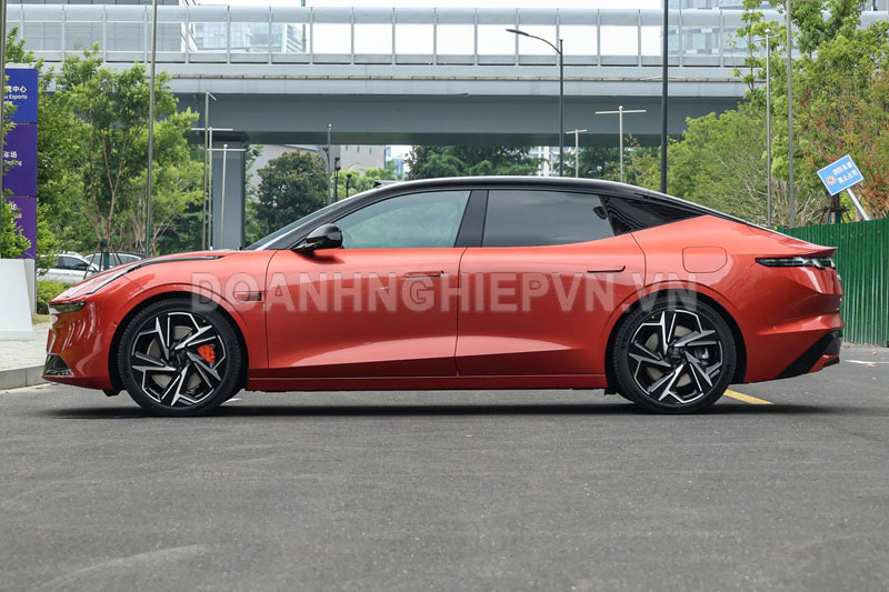 Xe sedan dài hơn 5 mét, công suất 789 mã lực, phạm vi hoạt động 806km, sạc siêu tốc, giá 641 triệu đồng