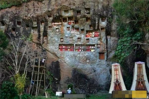 Màn phù thủy 'lái xác chết' kinh dị và bí ẩn nhất thế giới của Indonesia, người quá cố có thể tự chui đầu vào quan tài!