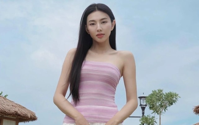 'Mốt' diện áo mỏng tanh, khoe 'gò bồng đảo' của hoa hậu Thùy Tiên