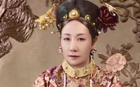 Ảnh của Từ Hi năm 18 tuổi được tung ra, cư dân mạng phải thốt lên rằng bà quá đẹp, bảo sao khiến Hoàng đế Hàm Phong mê mệt