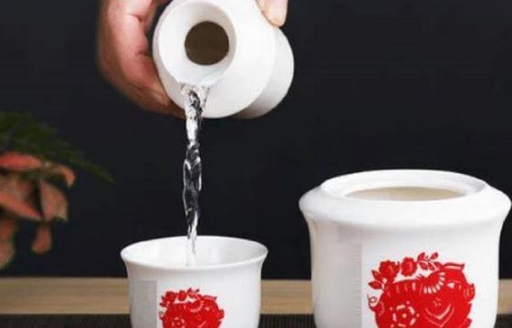 Người xưa rất thích rượu, lại càng chú trọng đến 'rượu nóng', trong đó ẩn chứa rất nhiều điều bí ẩn